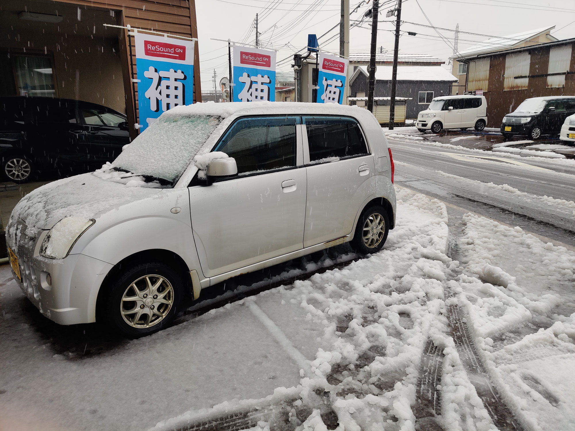 長岡市も雪となり、お店の前の白くなりました！