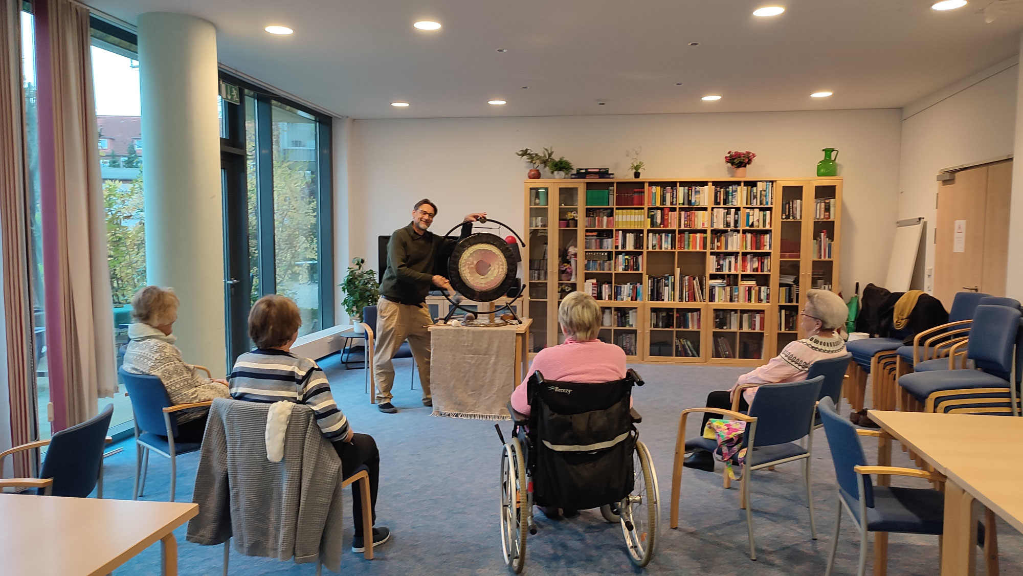 Klangtherapie mit dem Gong: Entspannung für Senioren in Hamburg