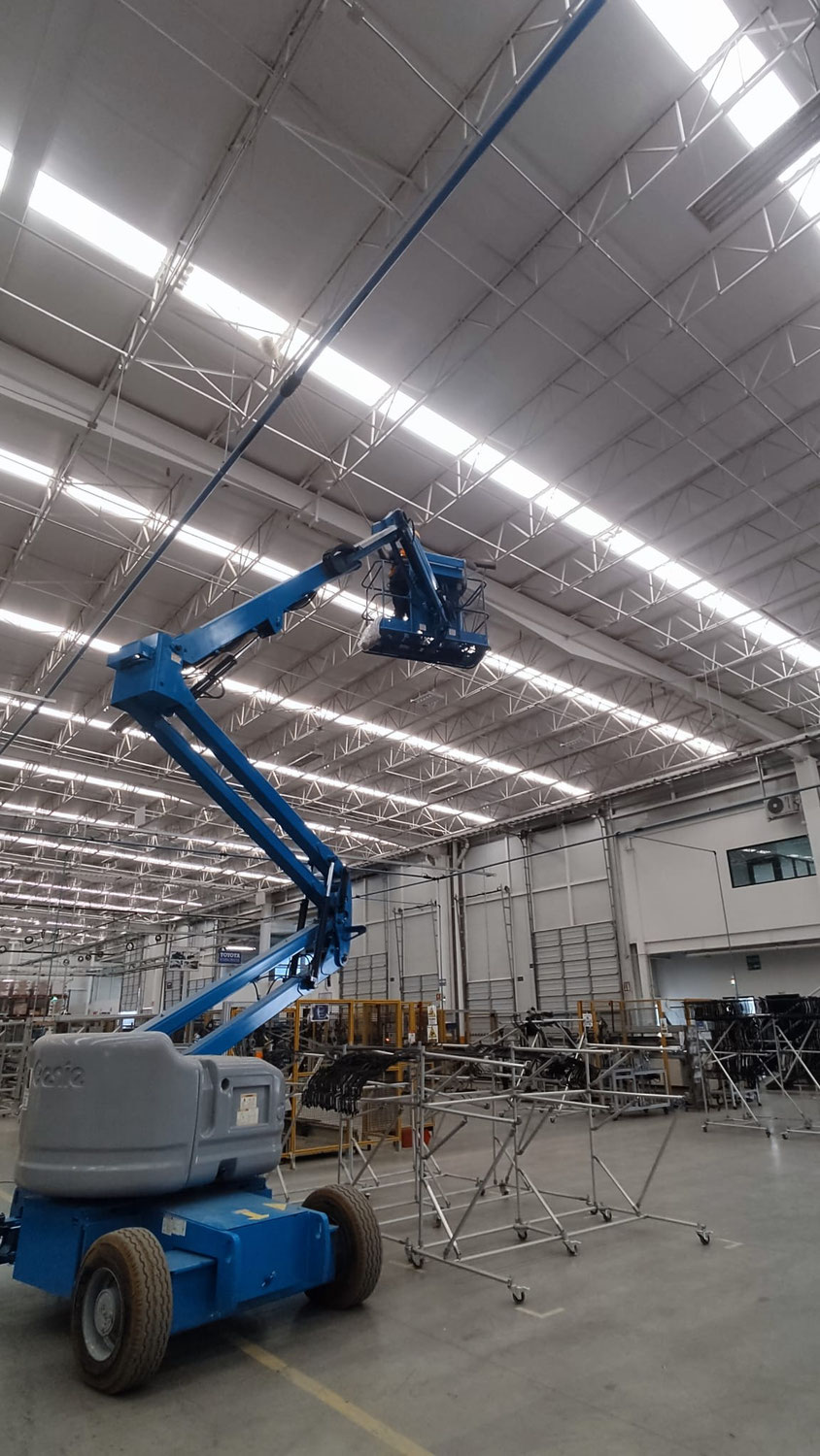 Limpiando el Cielo de tu Fábrica: Desafíos, Soluciones en la Limpieza en Alturas