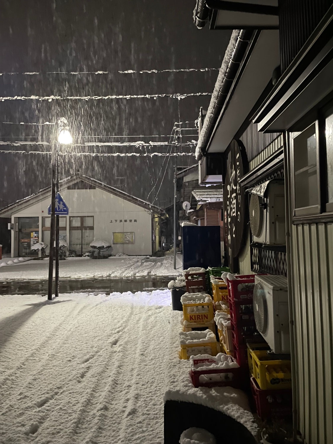 夜急に雪が降りだす