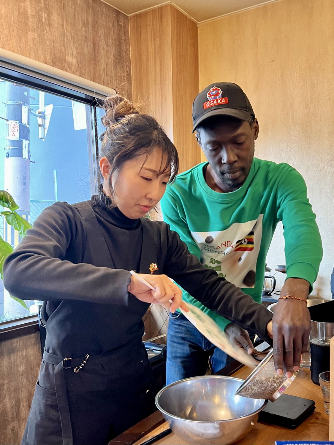 (情報発信) Roasting Ugandan organic coffee/ 大阪万博2025で大盛況だったウガンダオーガニックコーヒーをウガンダ人の旧友と焙煎してみた！