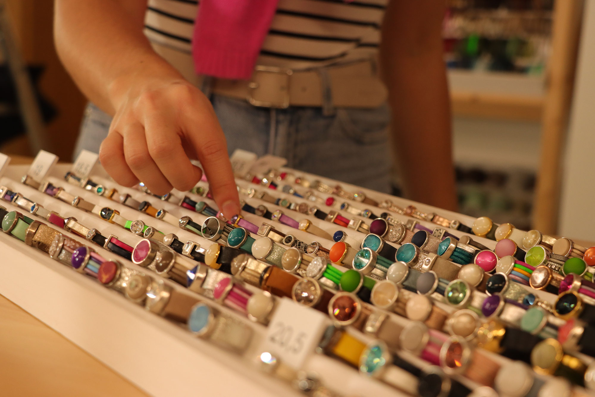 Das kreative Freundinnen-Event im Landkreis Hannover: Designet euren individuellen Schmuck aus Leder & Perlen