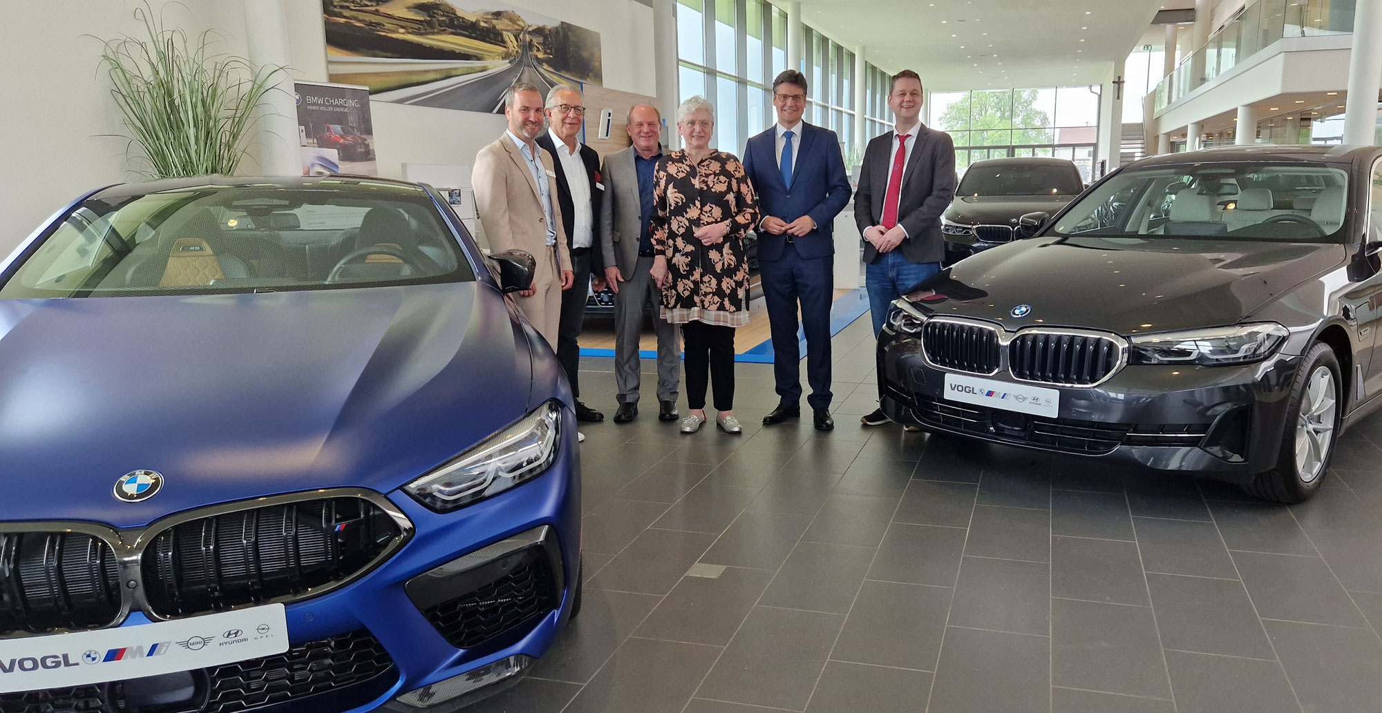 Autohaus VOGL spendet zusammen mit der BMW AG zwei Fahrzeuge im Gesamtwert von ca. 80.000 EUR an die Berufsschule Mühldorf und an die Handwerkskammer.