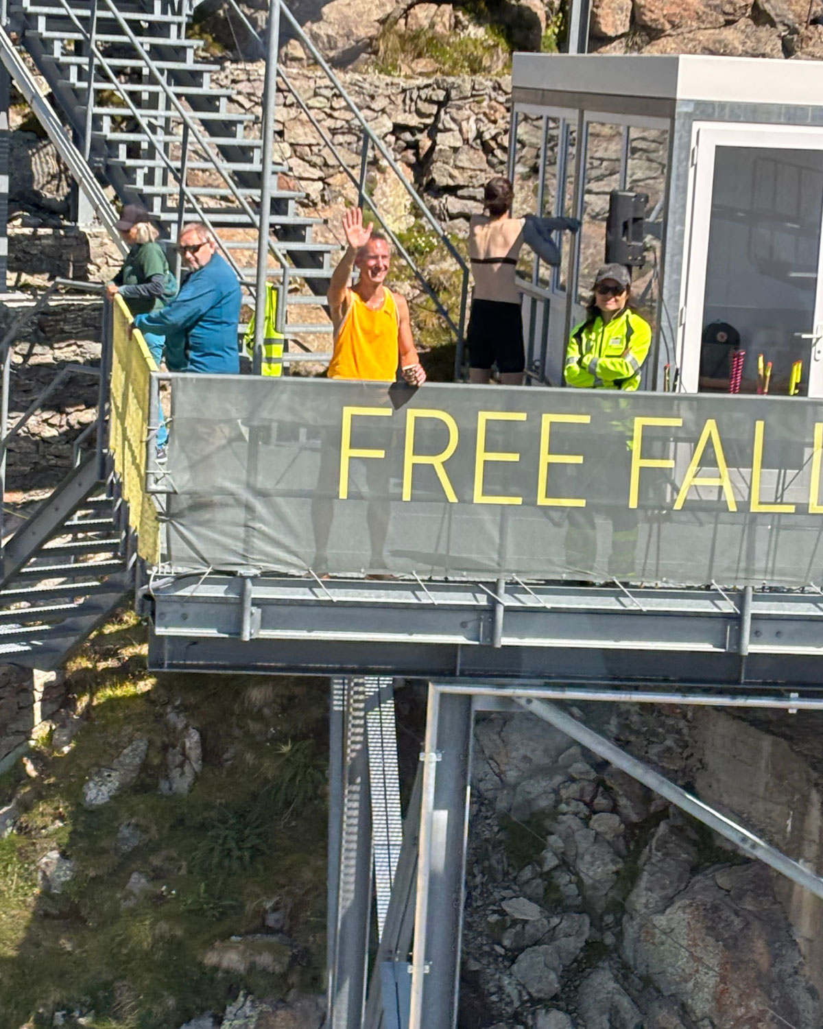 Michael Creß bewältigt den Free Fall Vertical beim St. Moritz Running Festival