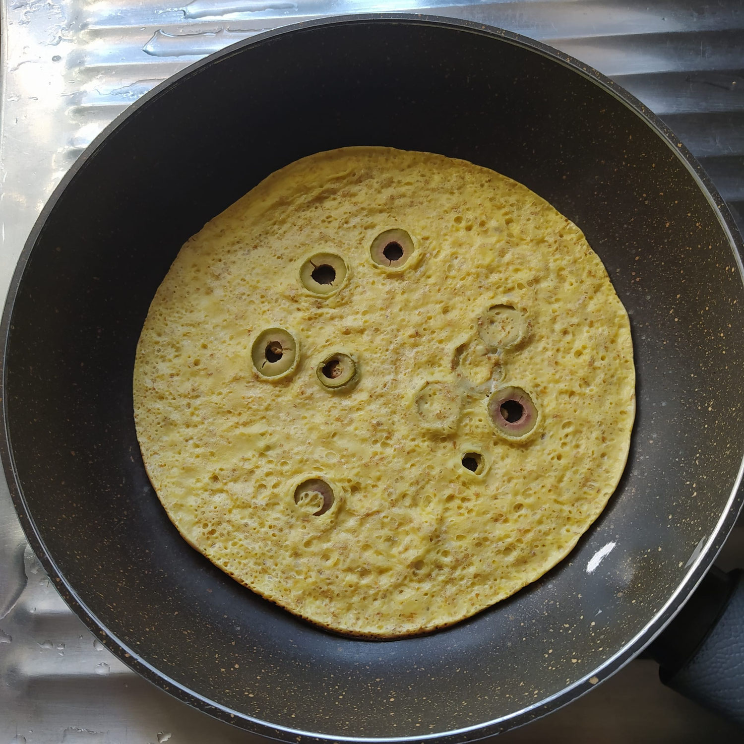 La frittata alle olive, tra alcuni giorni, finalmente, la potrò fare nella nuova Padella Cookware svasata bassa in alluminio antiaderente, Agnelli...