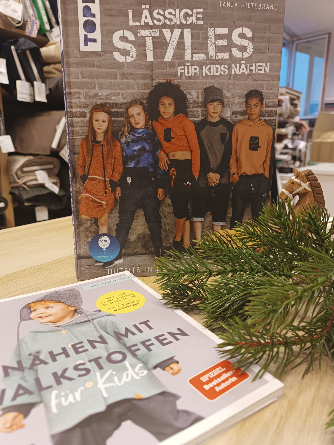 Ein echtes Buch in der Hand