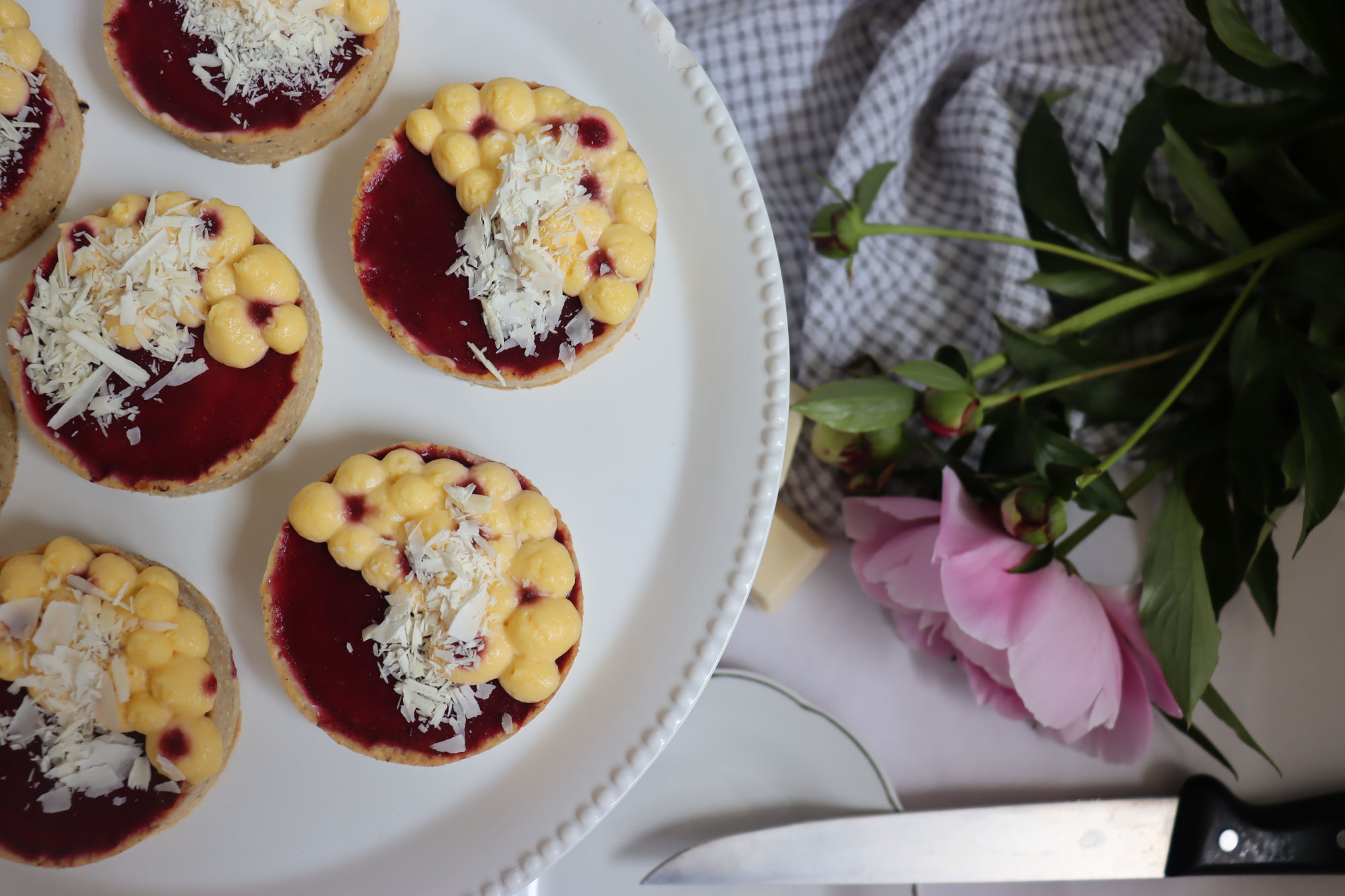 Rhabarber-Tartelettes mit weißem Schokoladenmousse