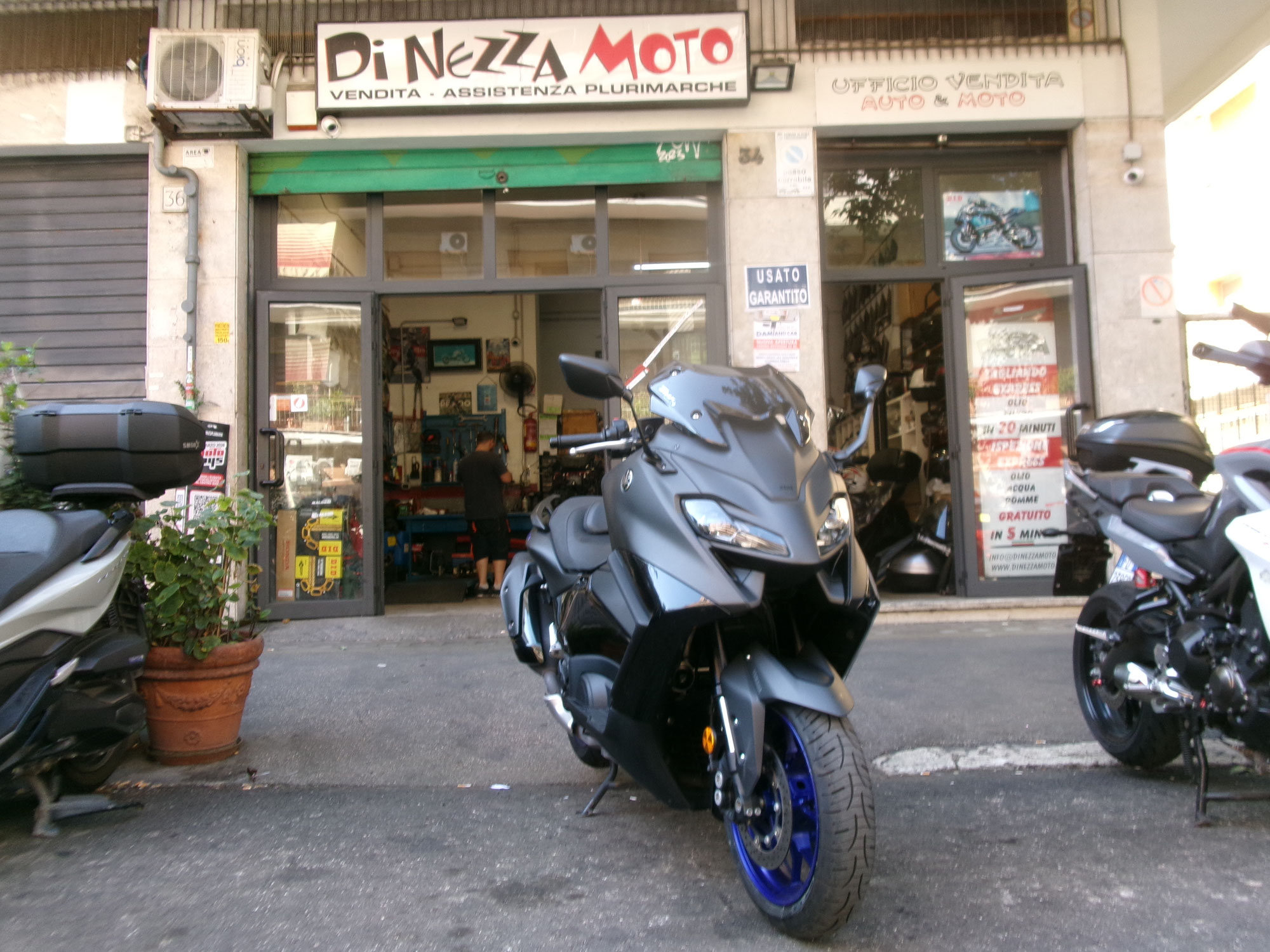 YAMAHA T-MAX 560 ICON BLACK - 2024 - KM 15.000 - EURO 5