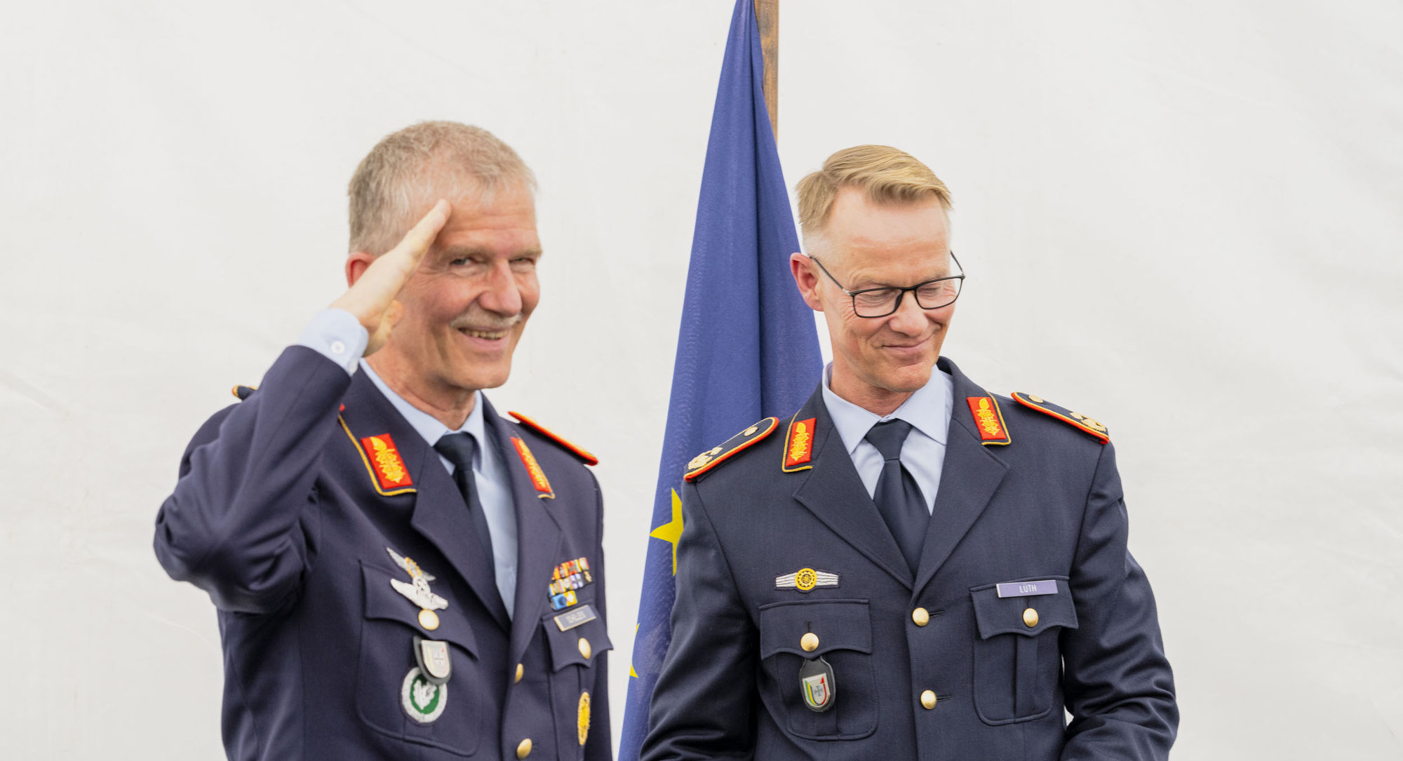 Der Pilot der Streitkräftebasis übergibt an seinen Flügelmann!