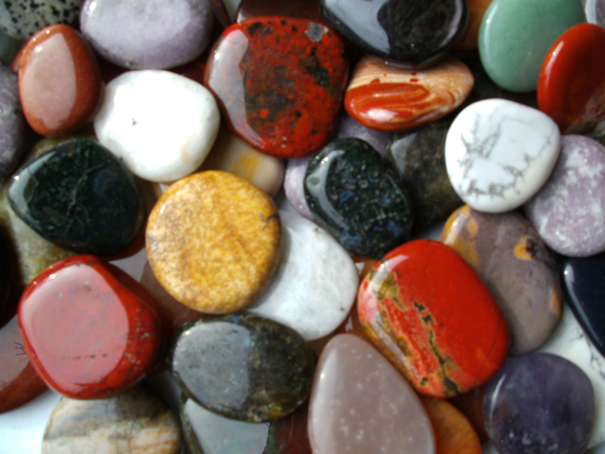 Das sind wir steinreich.lu Mineralien Edelsteine Trommelsteine