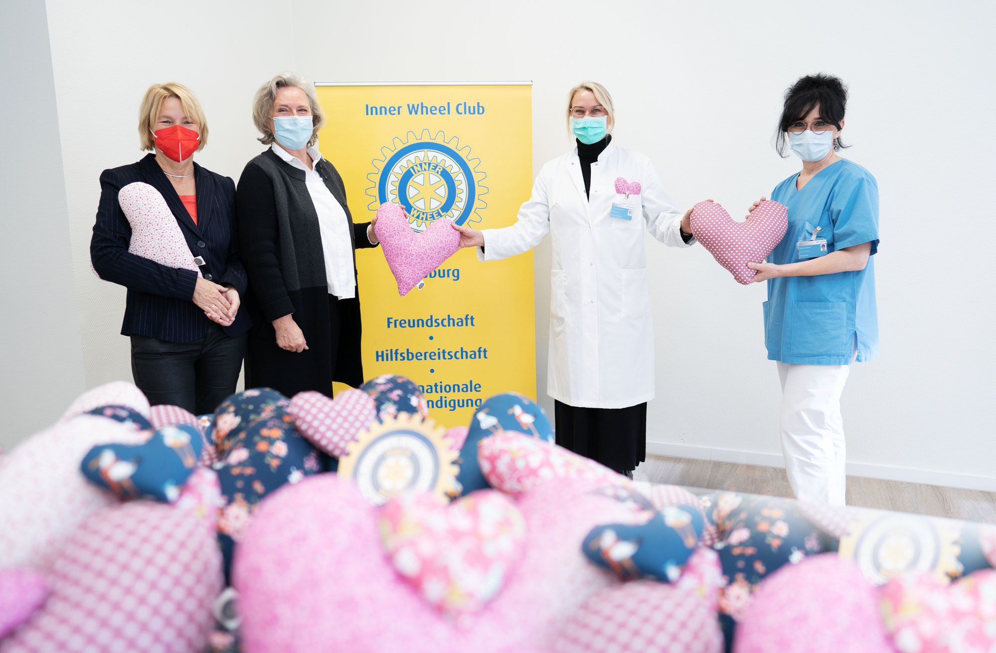Mehr als ein Zeichen der Hoffnung und Zuversicht: Inner Wheel Club Duisburg übergibt Herzkissen an das BETHESDA Krankenhaus