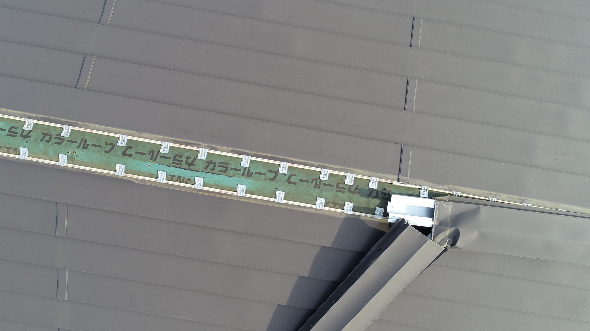 集合住宅の棟包み板金の復旧工事