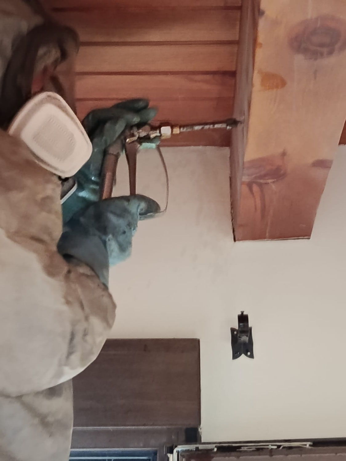 Tratamiento de carcoma en vigas de madera del tejado mediante inyección.