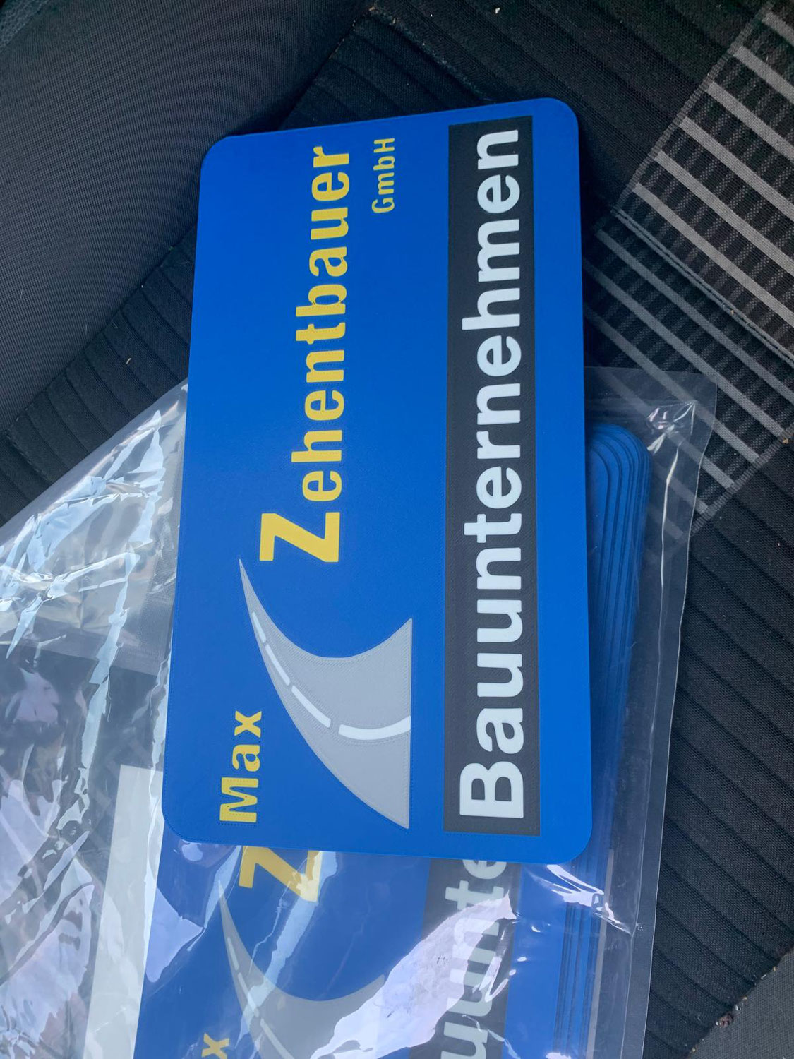 Multicolor Werbeschilder aus dem 3D-Drucker: Max Zehentbauer Bauunternehmen & B3SD Print setzen neue Maßstäbe!