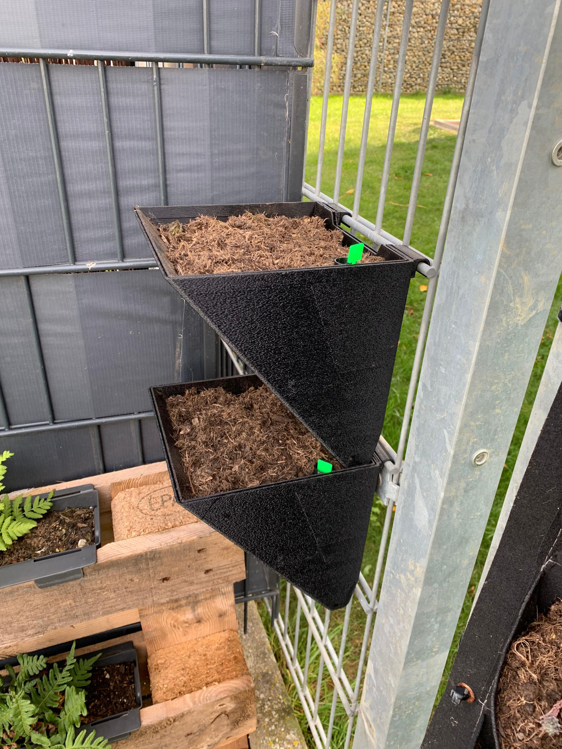 Dein smarter DIY-3D-Blumentopf für vertikales Gärtnern am Industriezaun