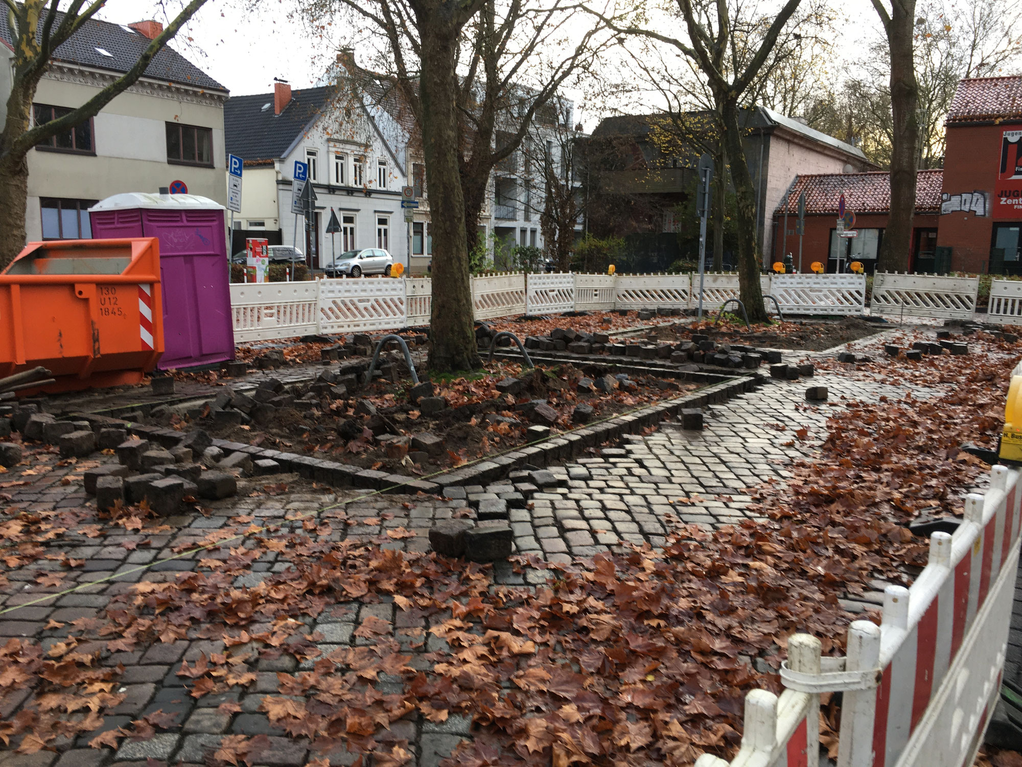 Mangelhafter Baumschutz im Dorff: Am Findorffmarkt starten endlich die ersten Maßnahmen.