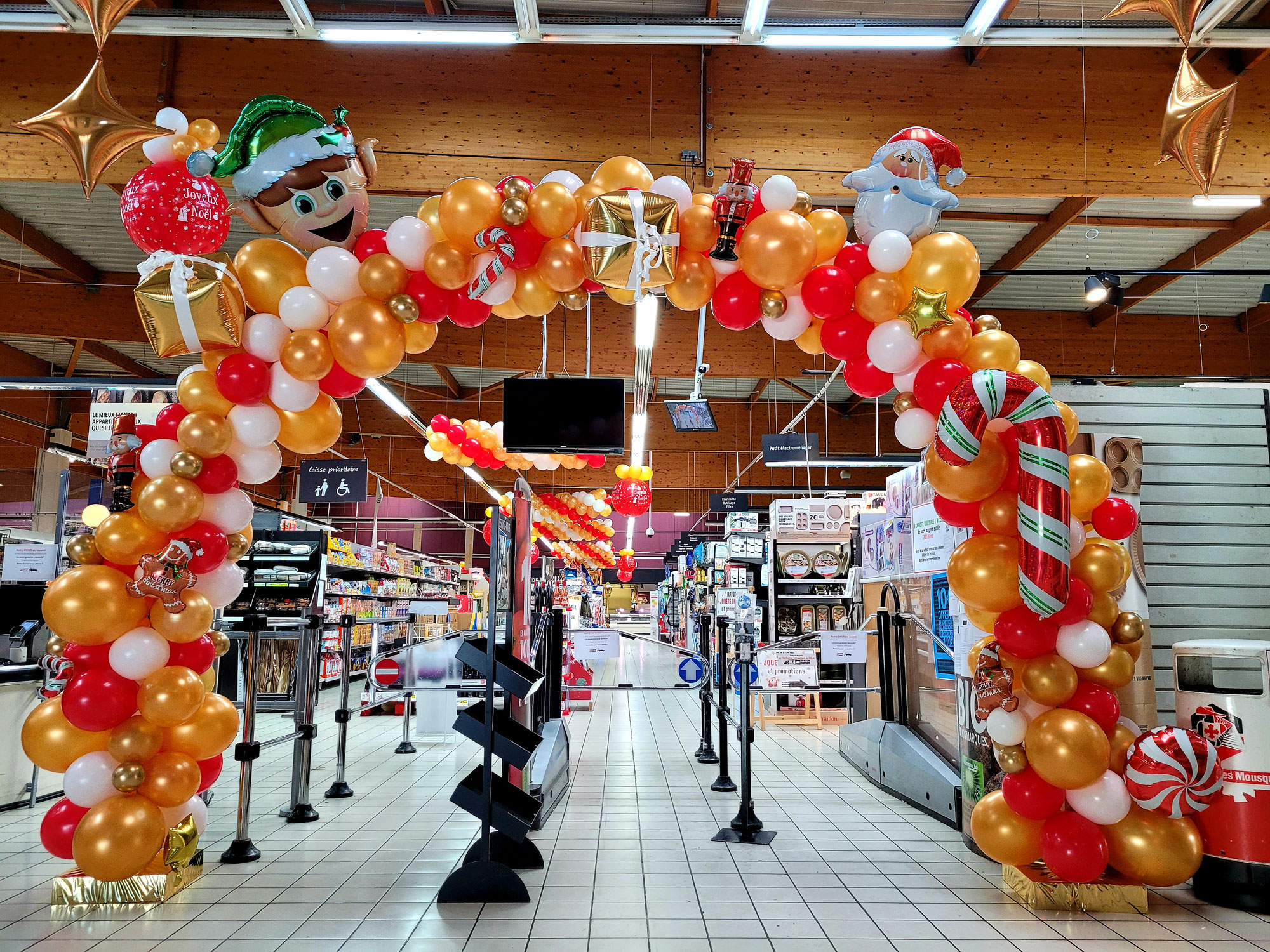 Décoration de ballons sur le thème de Noël pour Intermarché