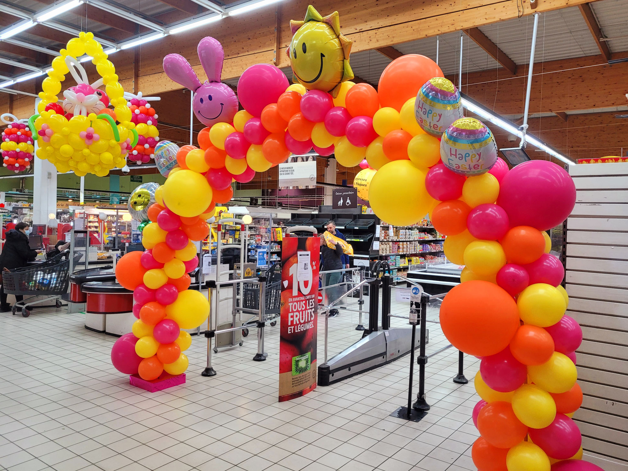 Décors de ballons pour Pâques chez Intermarché