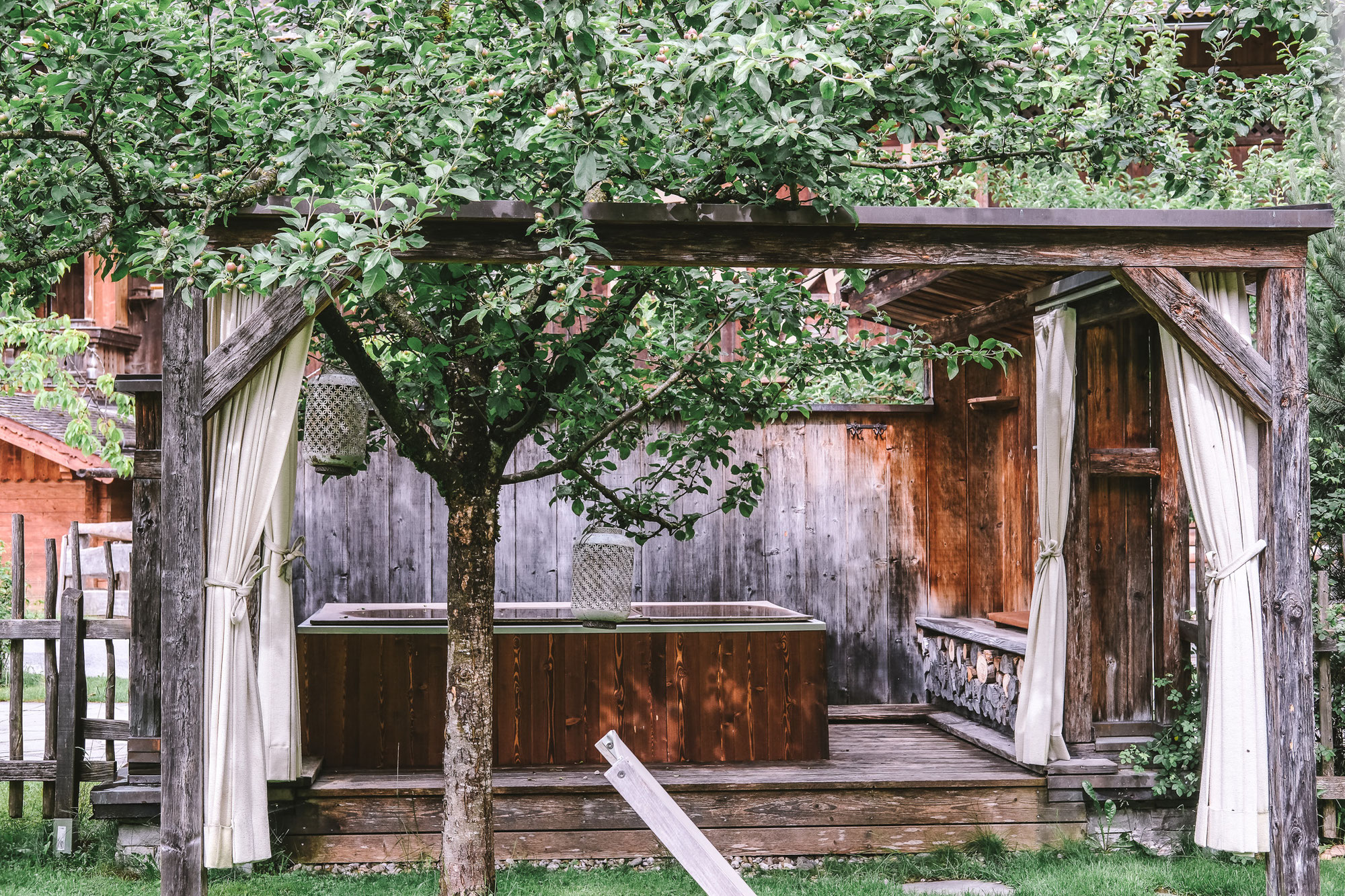 HOLZLEB’N HOLIDAY VILLAGE • Chalet charm meets countryside magic – A family escape in the Austrian Alps