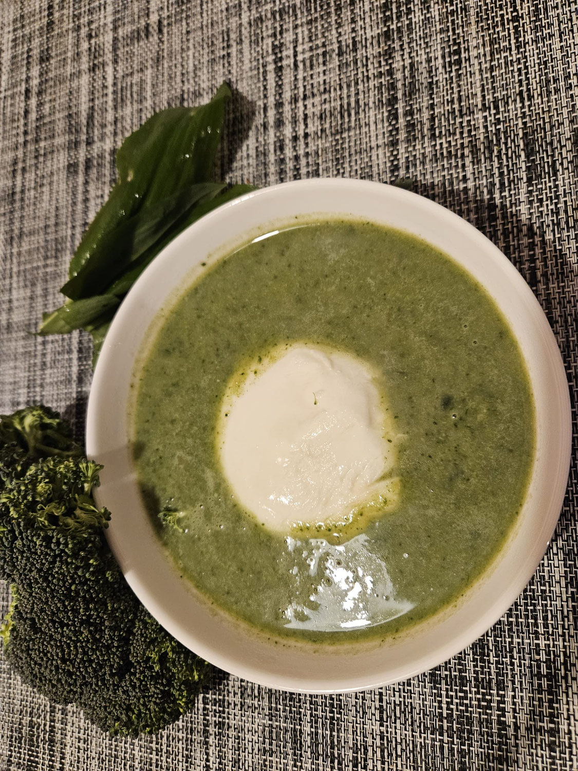 Bärlauch-Brokkoli-Suppe mit Mozzarella