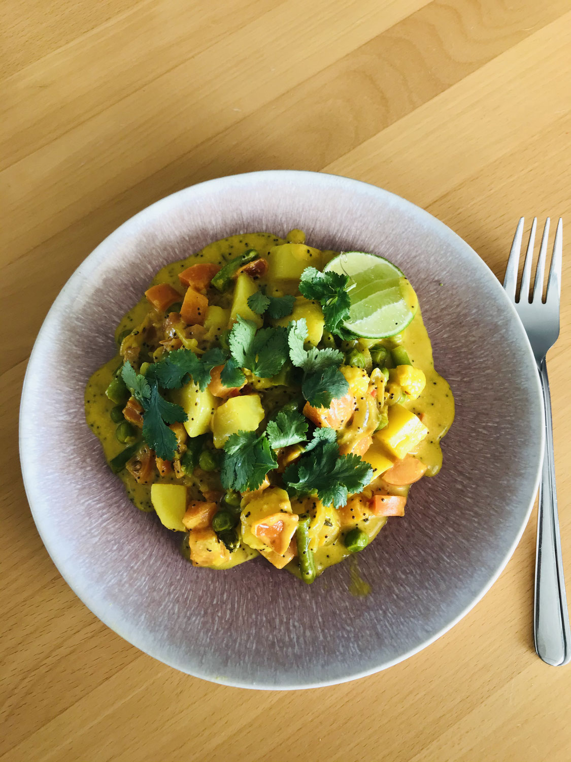 Veganes Korma mit Mohn & Kokosjoghurt