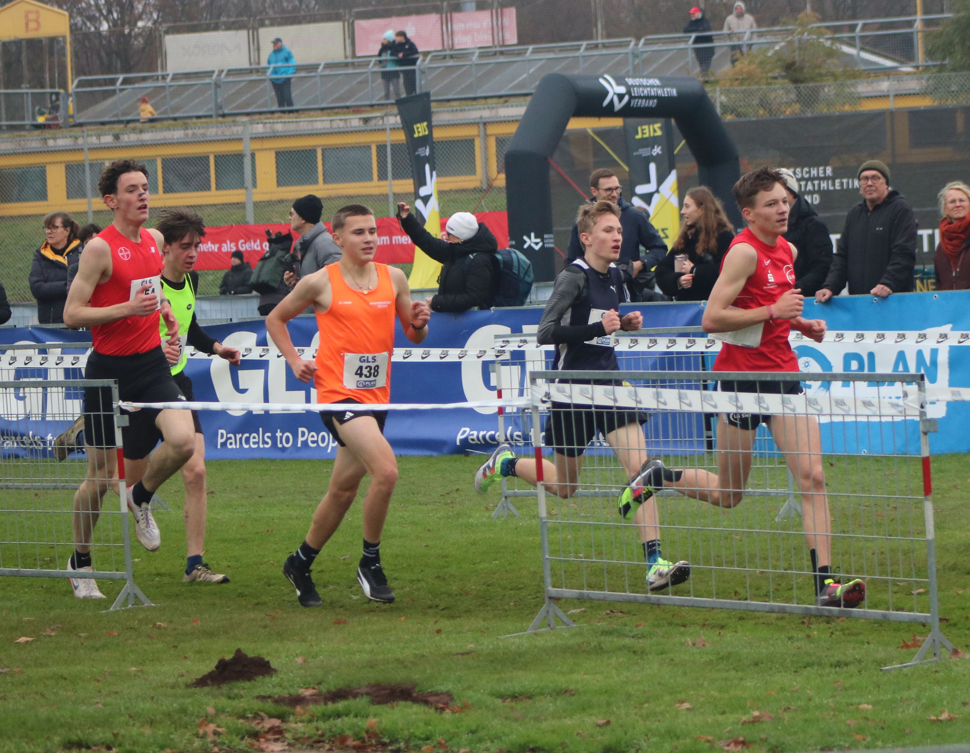 Jule van der Zwaag und Julius Hehn laufen bei der Cross-DM in Darmstadt gute Rennen