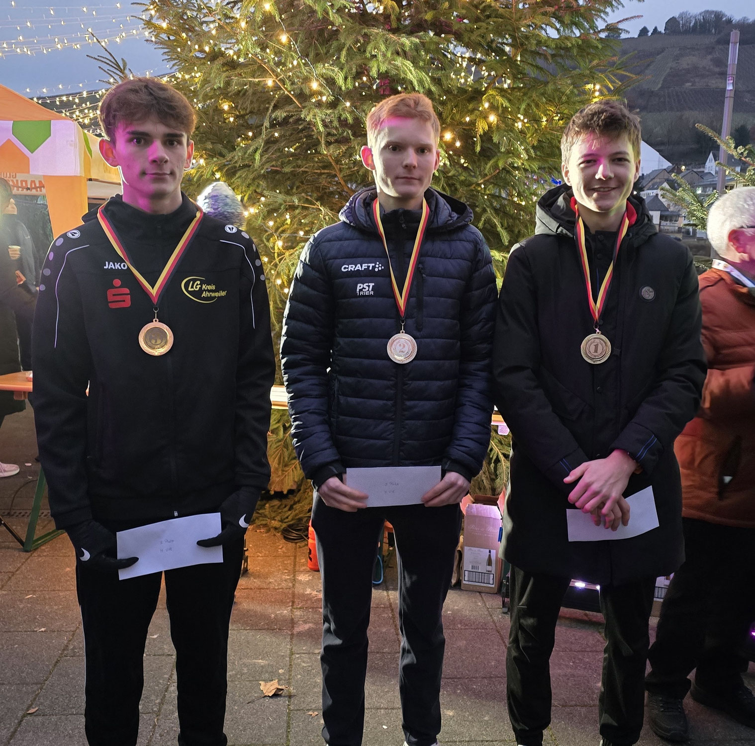 Saisonabschluss für die LG Sieg: Julius Hehn gewinnt Adventslauf der U18 in Zell