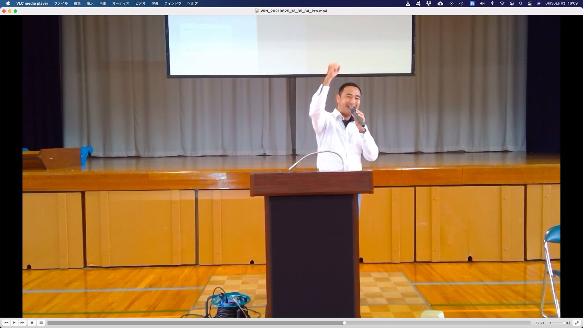 中学校で講演