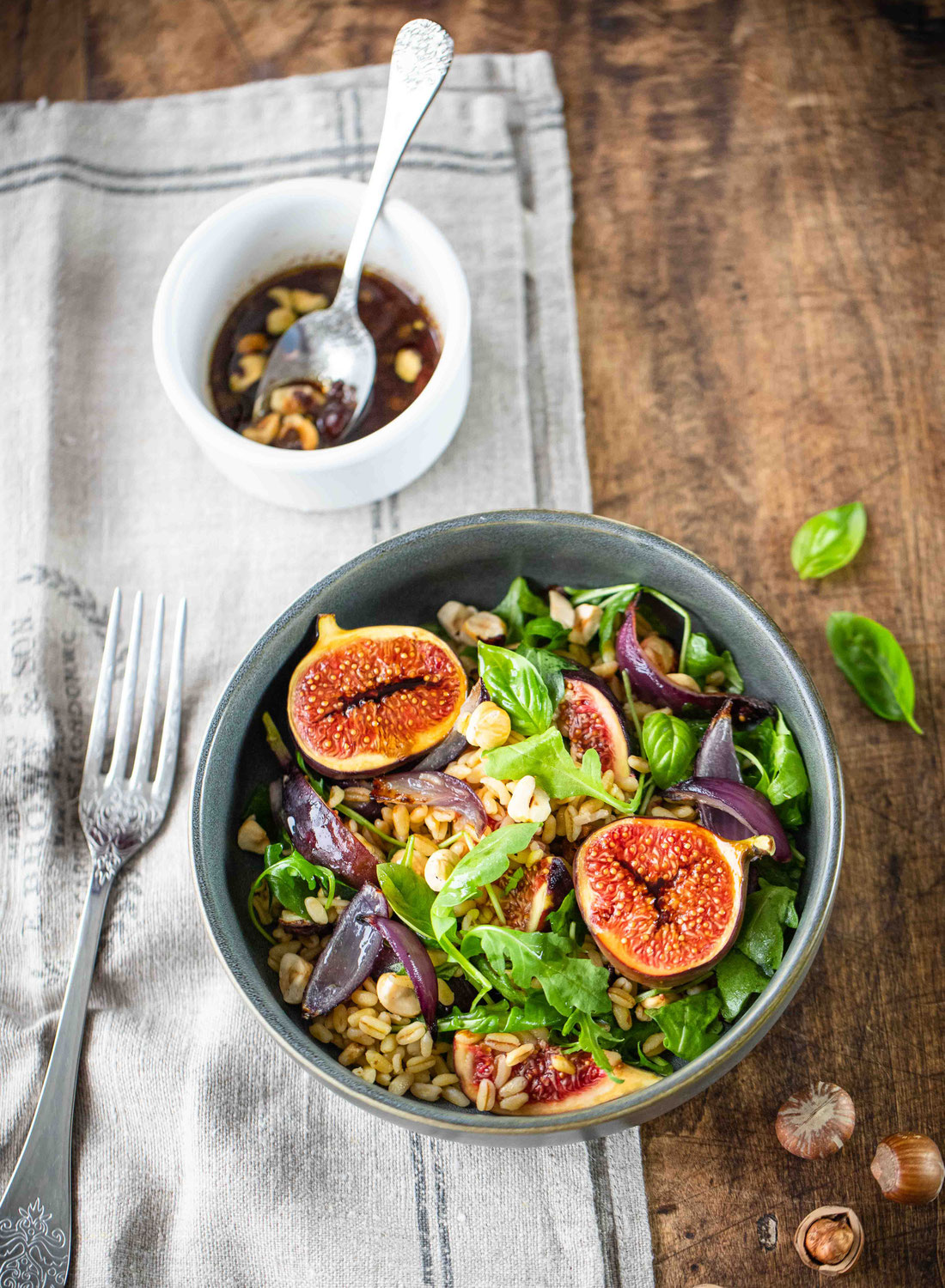 Salade d'automne aux figues laquées, oignons confits, roquette & vinaigrette miel-noisettes
