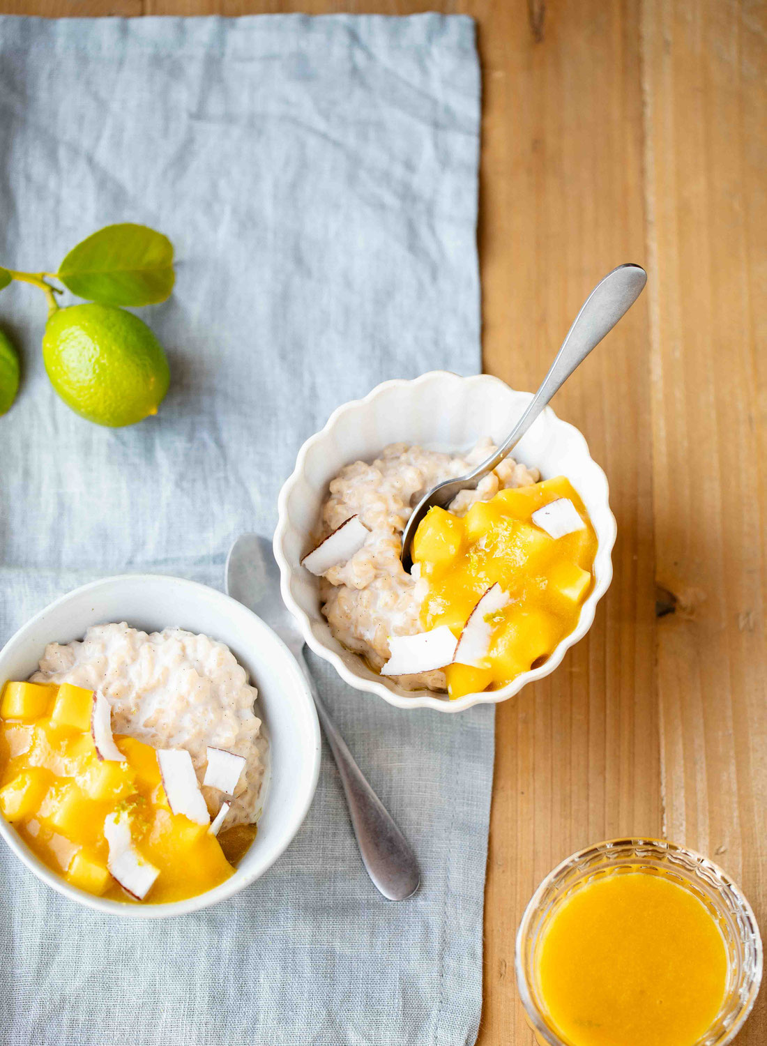 Riz au lait crémeux à la noix de coco & coulis de mangue