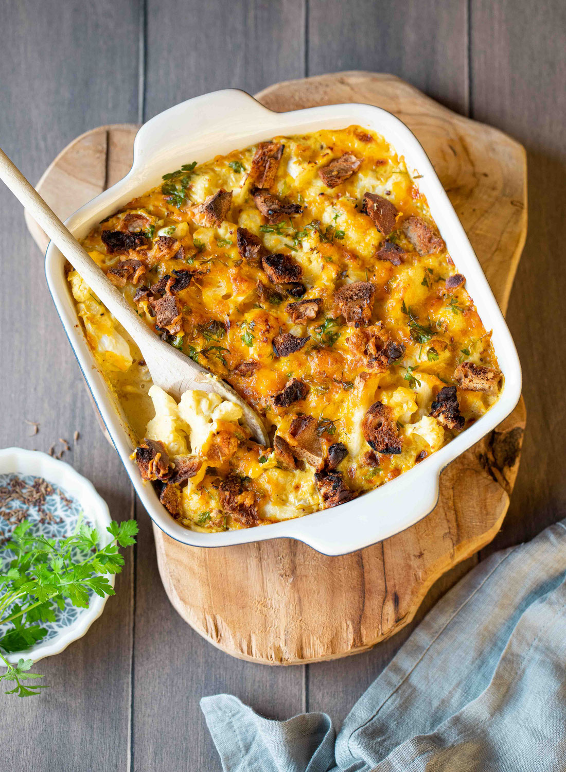 Gratin de chou-fleur savoureux aux épices & au fromage fondu, façon Ottolenghi