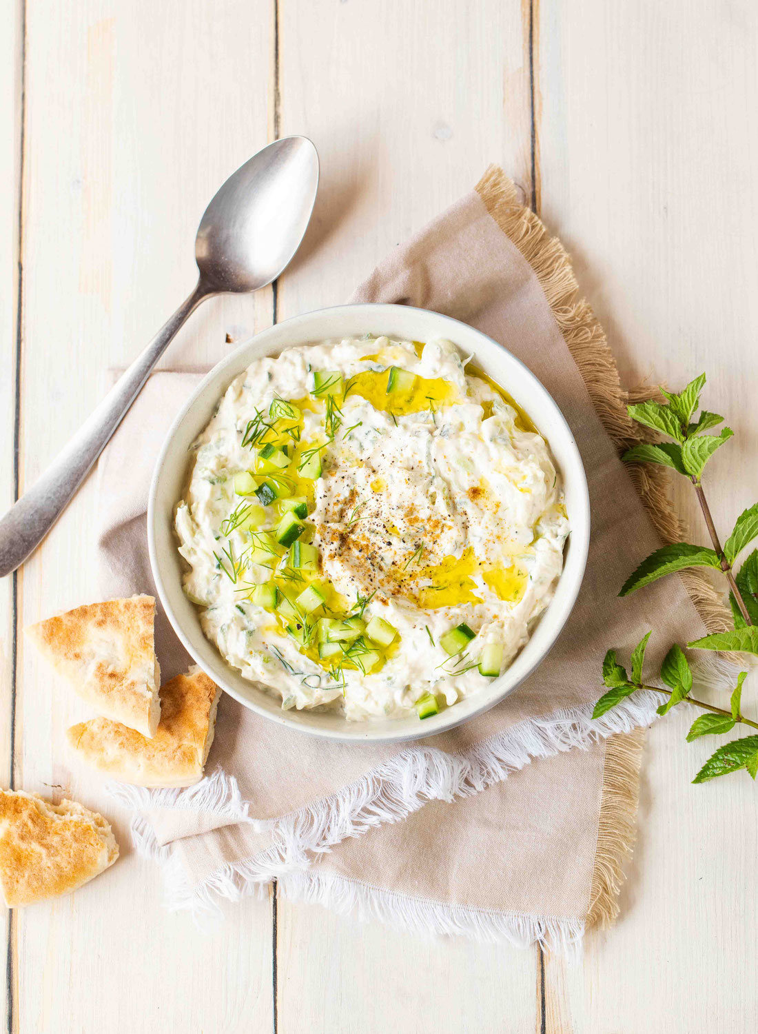 Tzatzíki maison (salade grecque au concombre, yaourt & herbes fraîches)