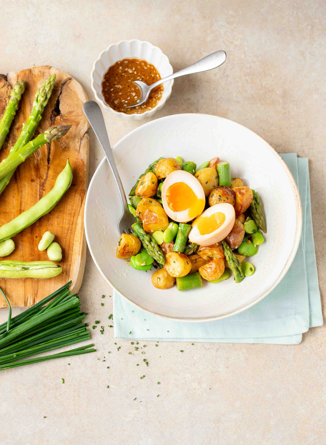 Salade tiède de pommes de terre nouvelles aux petits légumes de printemps & vinaigrette au miso