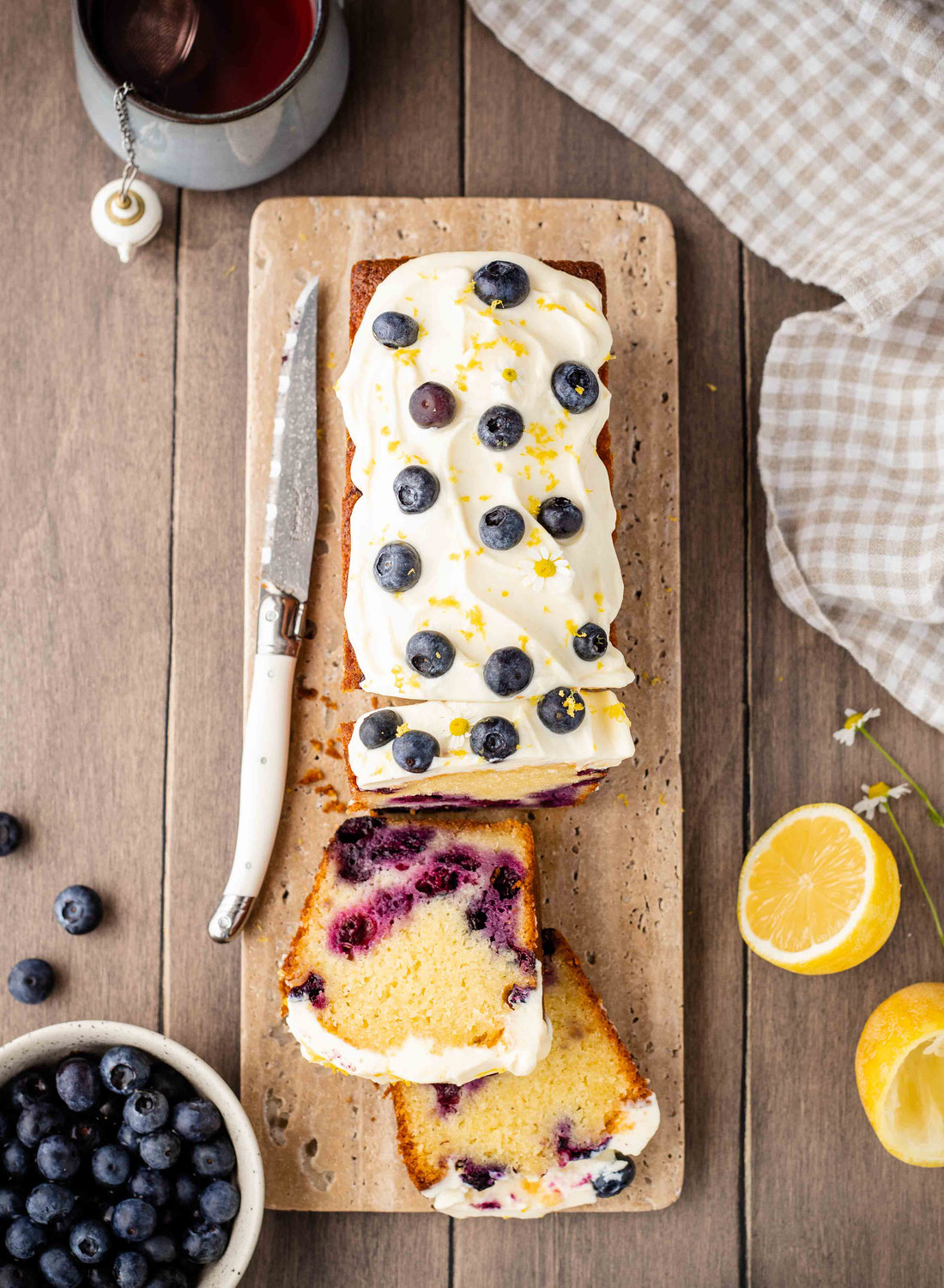 Cake au citron, myrtilles & glaçage au fromage frais