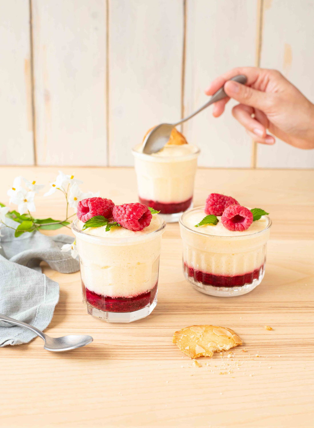 Mousses à la pêche & au coulis de fruits rouges