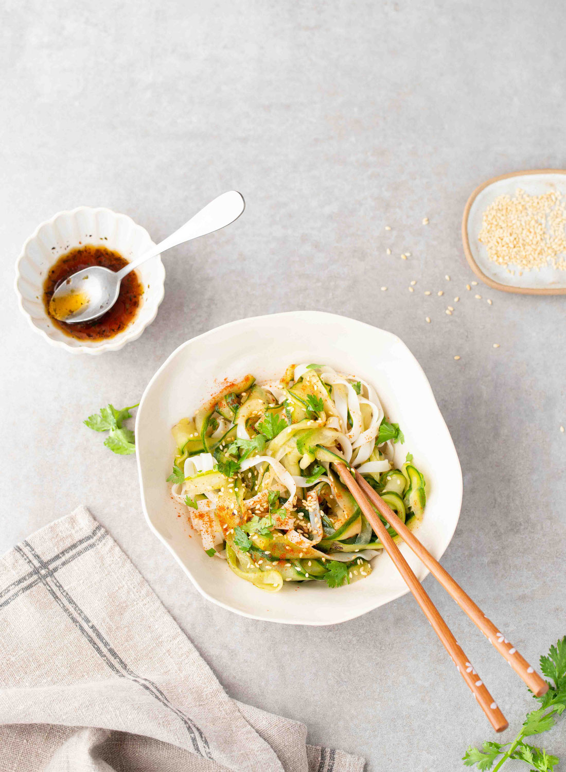 Salade de concombre mariné & nouilles façon sunomono (Japon)