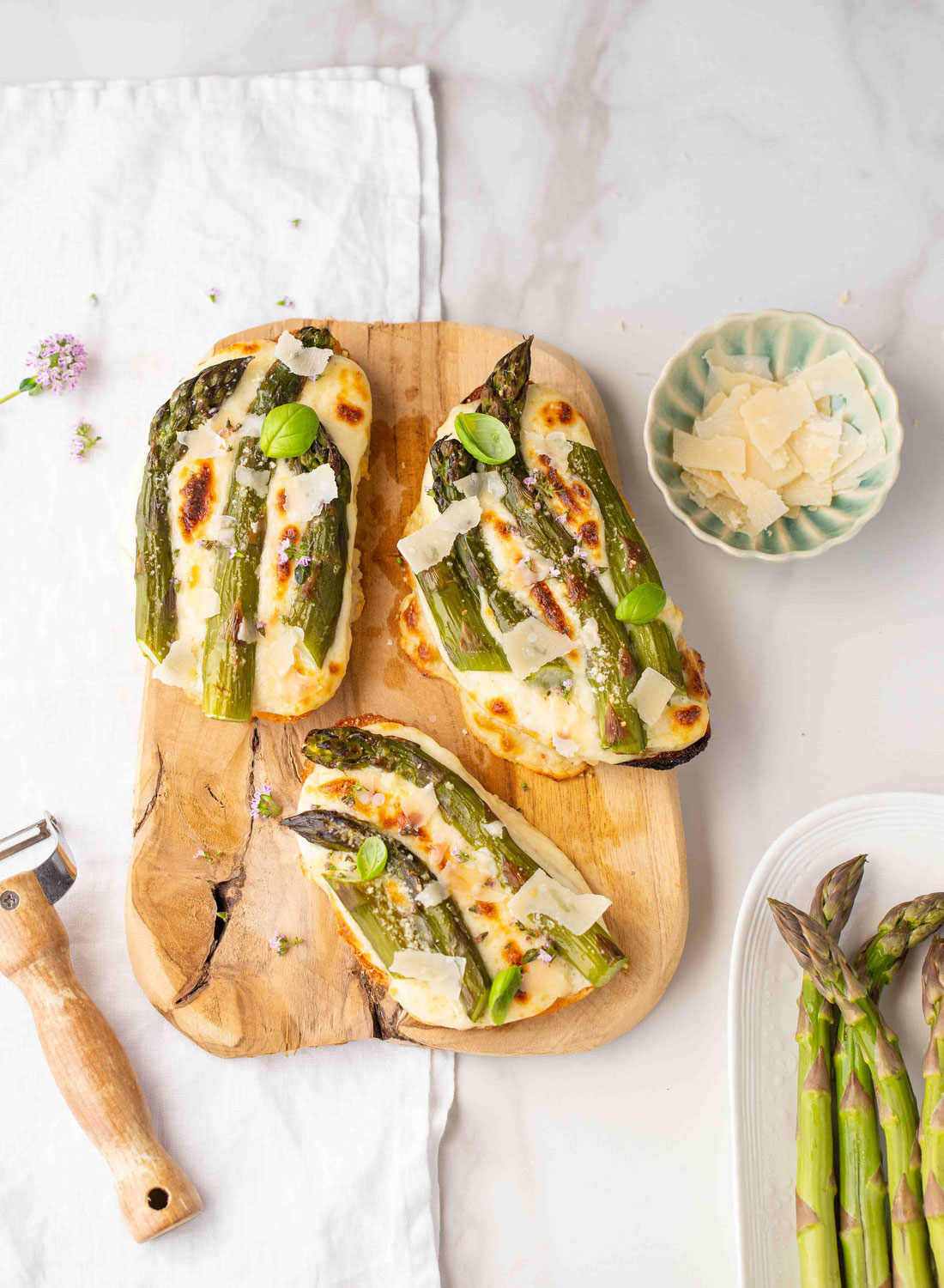 Tartines aux asperges gratinées, à l'italienne