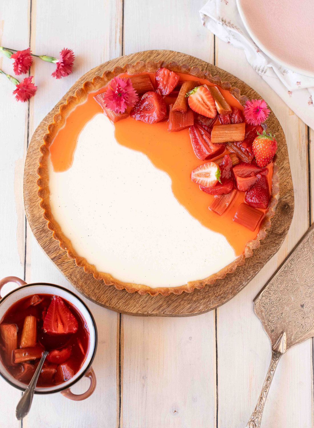 Tarte panna cotta à la fraise et rhubarbe rôties