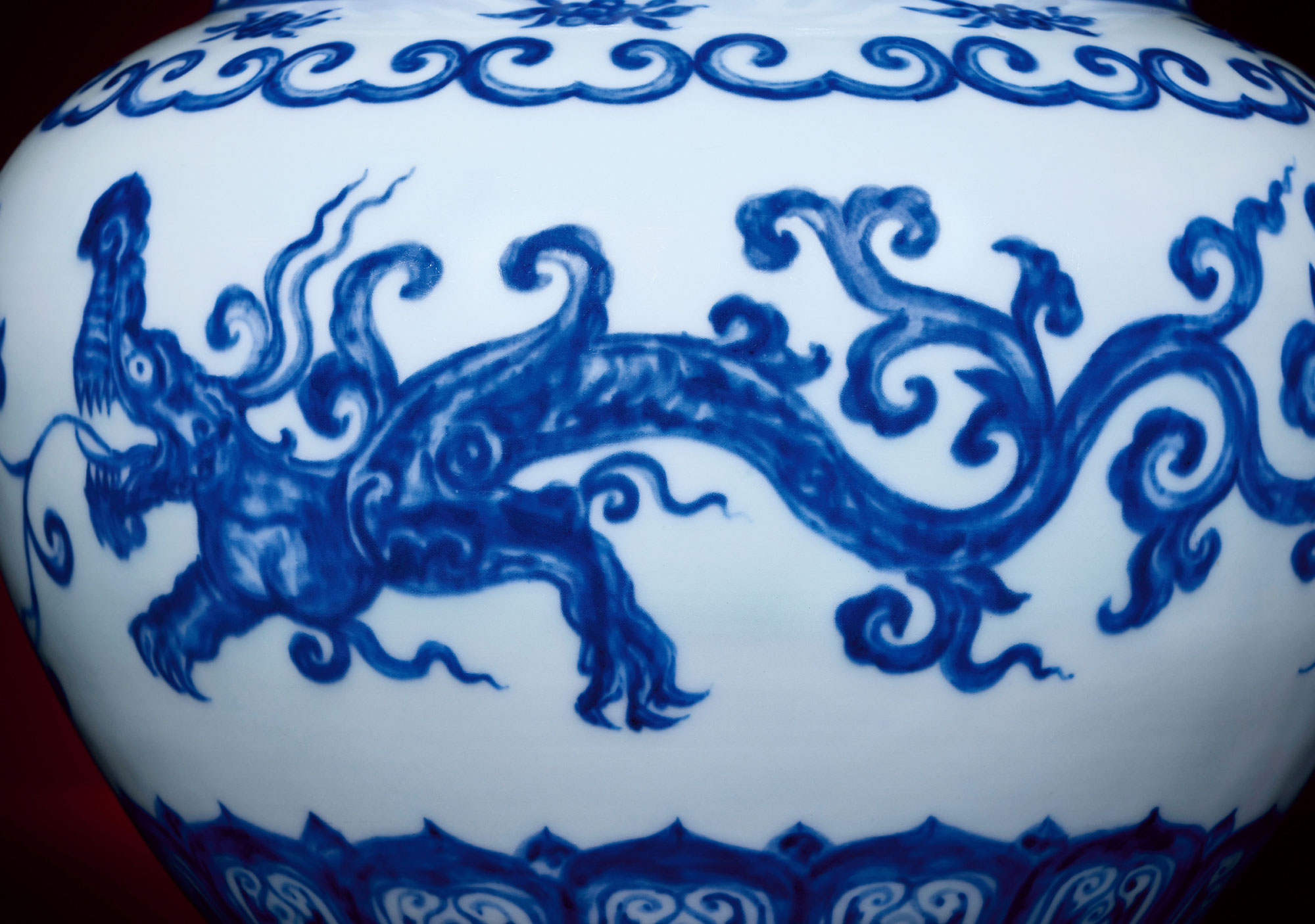 Highlight of the Season - Shanghai Zhongxuan Auction – 2025 Spring Sale - A Rare Imperial Blue and White Jar with Yinglong (winged dragon) Design