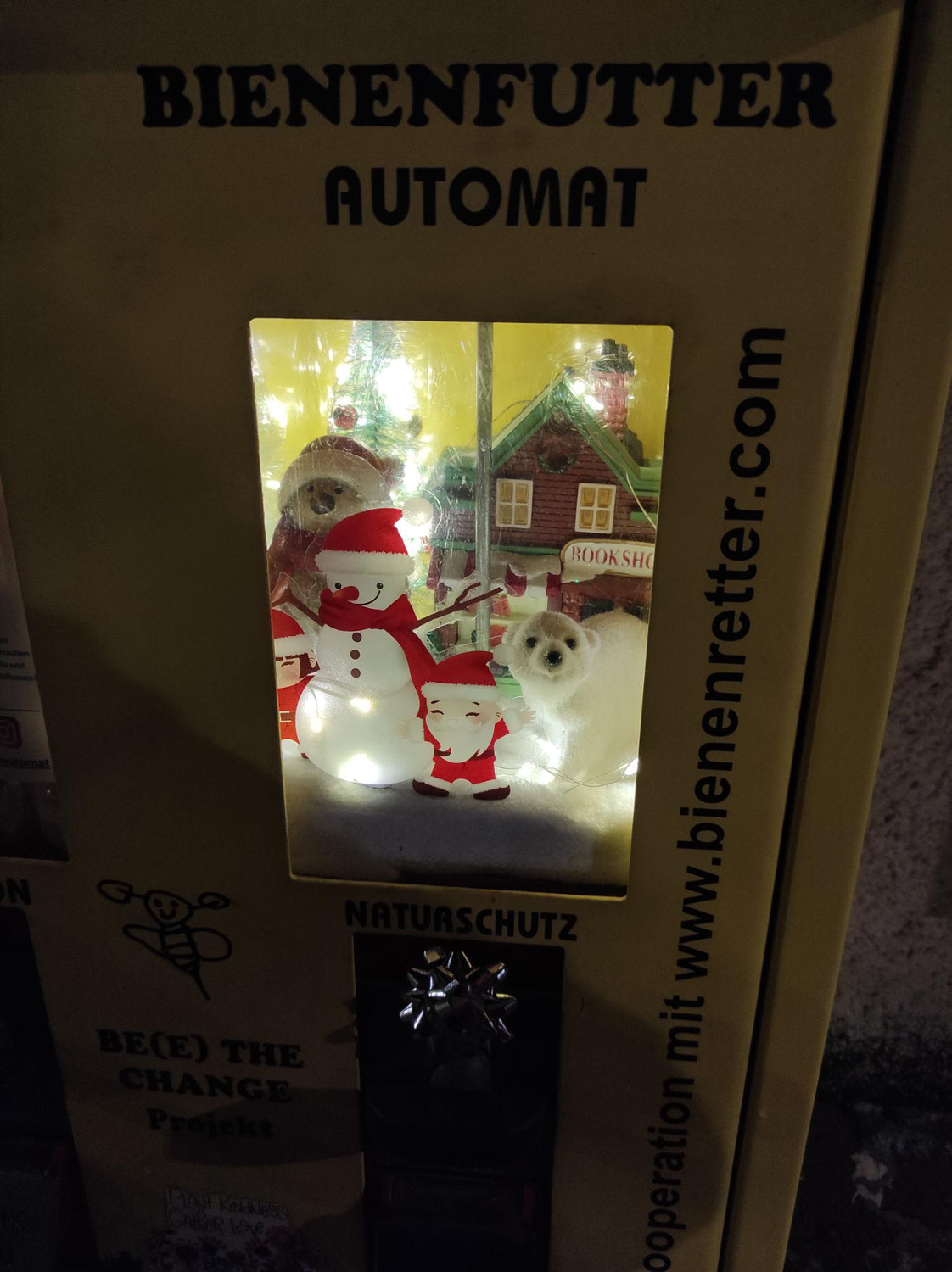 Christinas kreativer Weihnachtsautomat: Eine zauberhafte Winterlandschaft im Bienenfutterspender