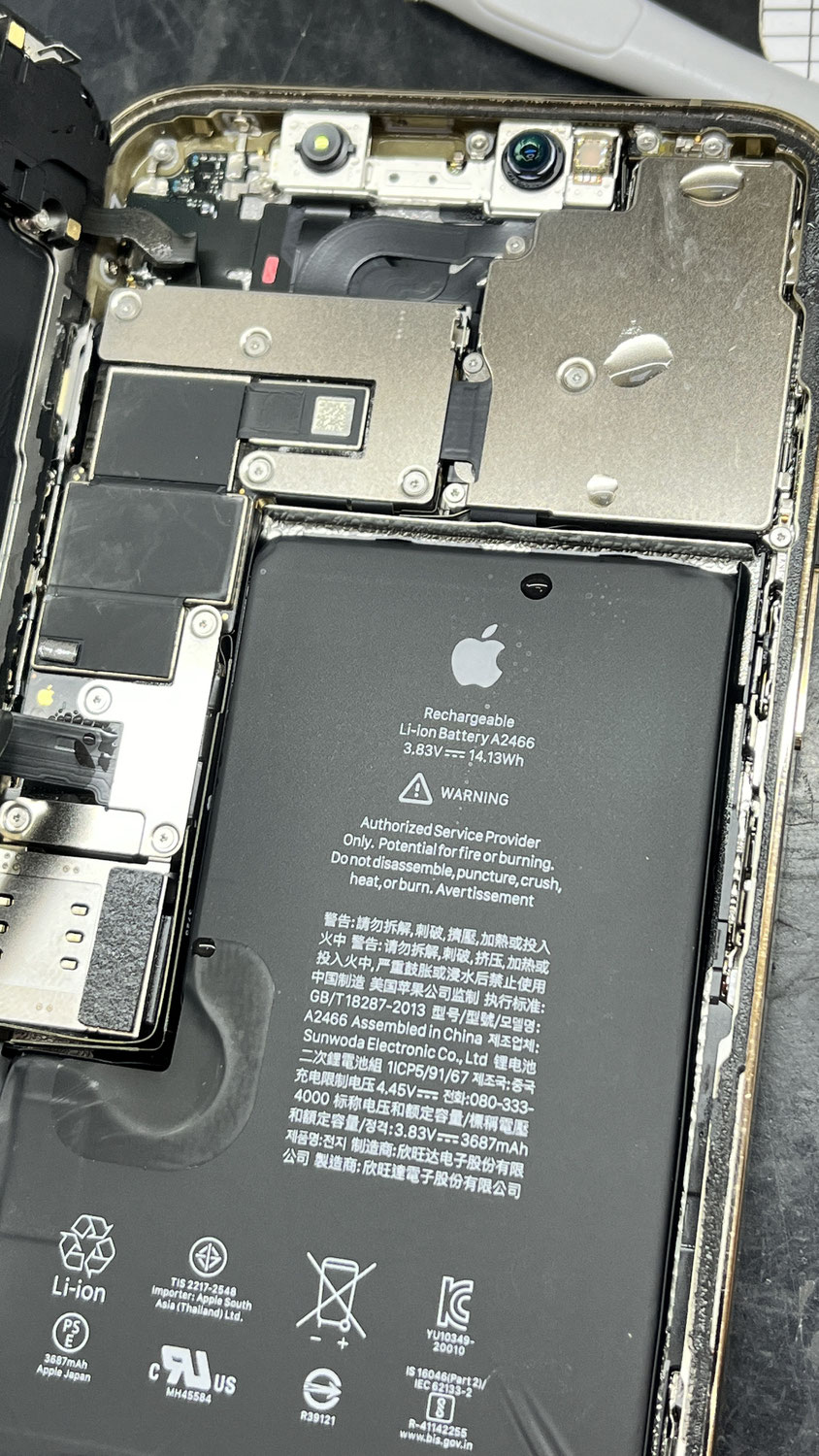 iPhone12ProMax 水没！映らない液晶　修理