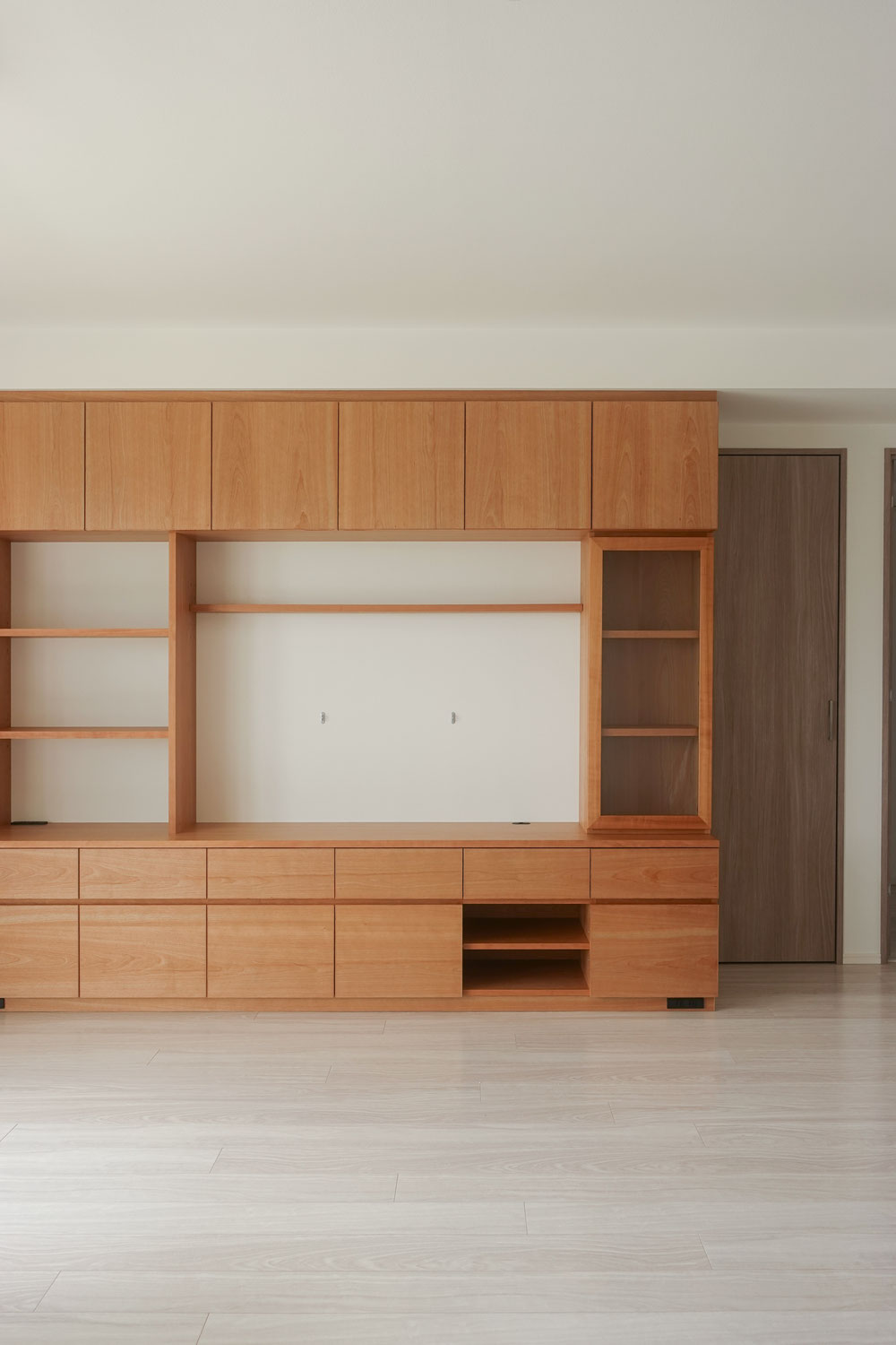 納品事例｜サクラ材のTVボード