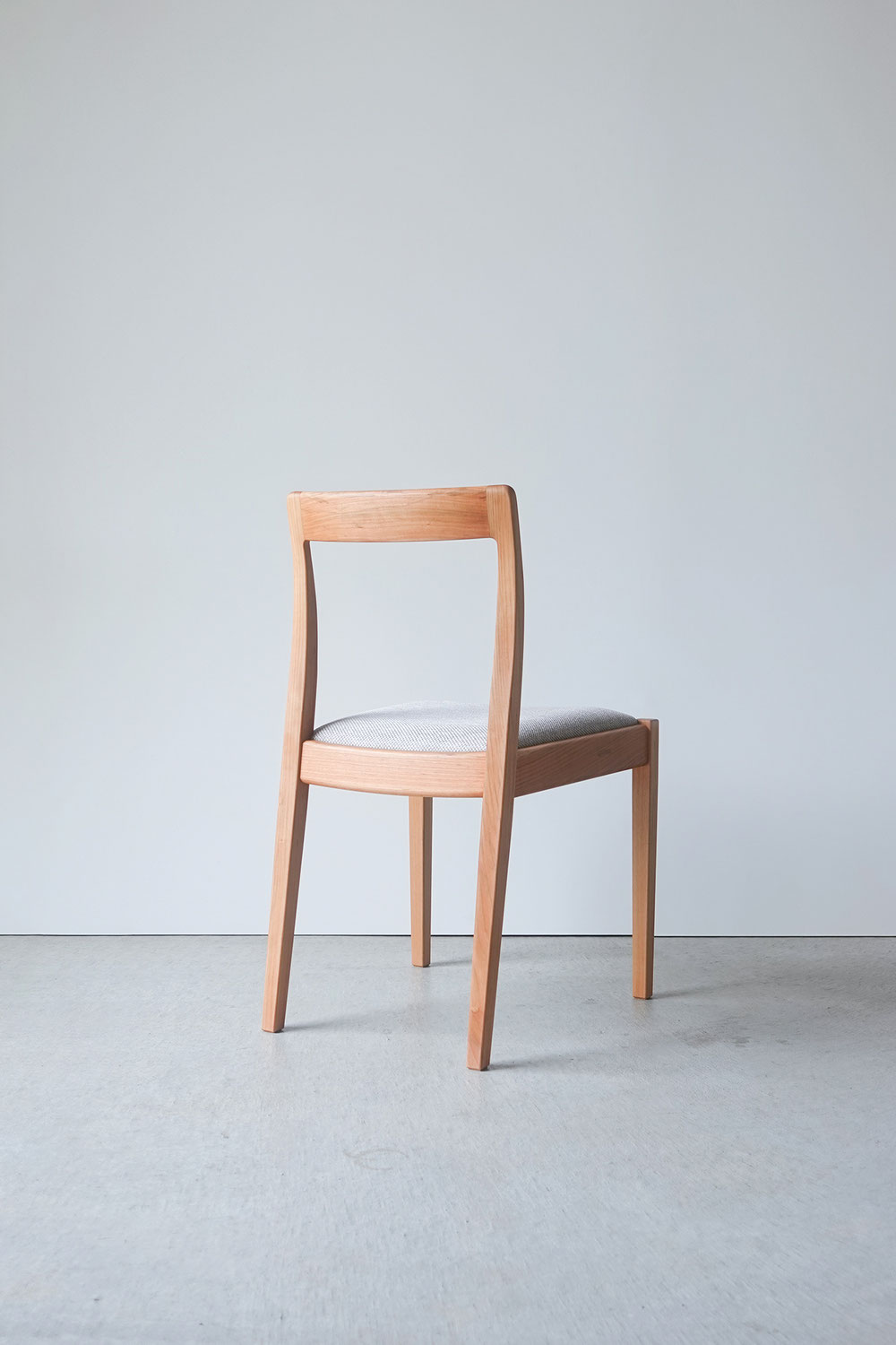 納品事例｜サクラ無垢材のダイニングチェア