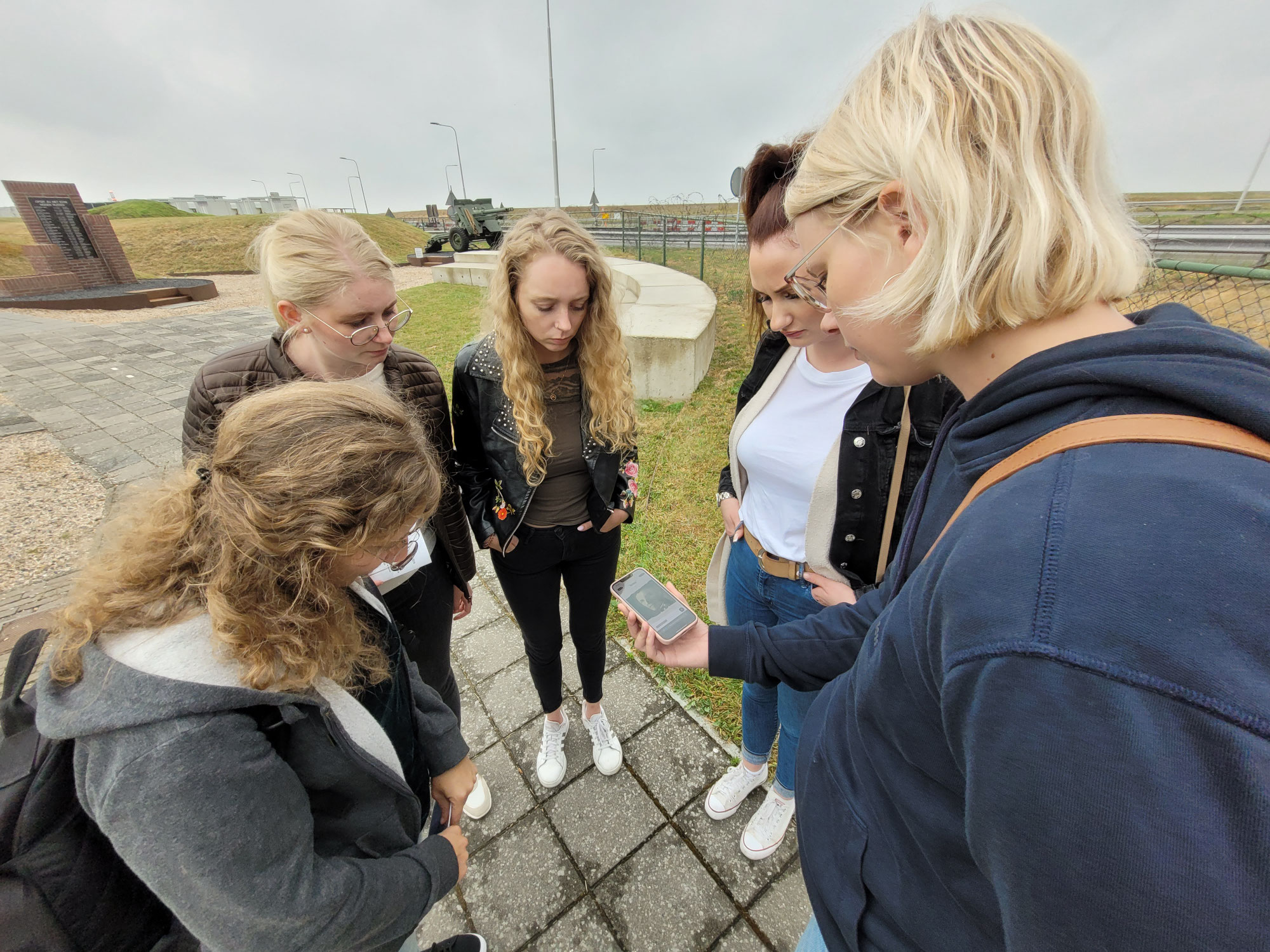 Fachseminar Niederländisch erkundet unterirdische Bunker und das friesische Moor-Leben