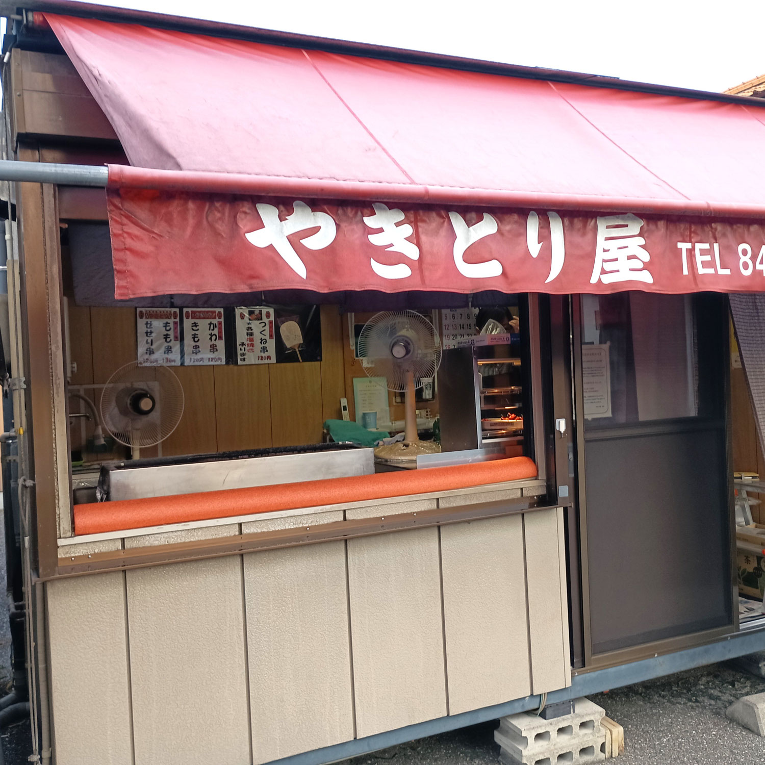 高知市の離れ、三里地区にある・・焼き鳥屋さん