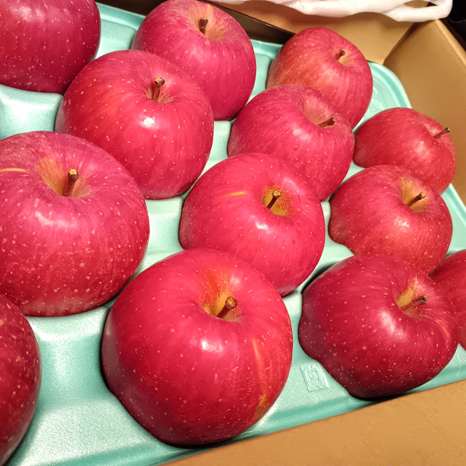 当店のお得意様、K様から今年も届いた本場のリンゴ～