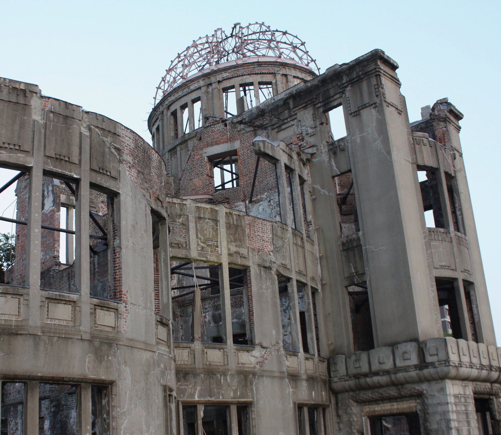 Friedensapostel Bach lässt Hiroshima auf Kosten sitzen