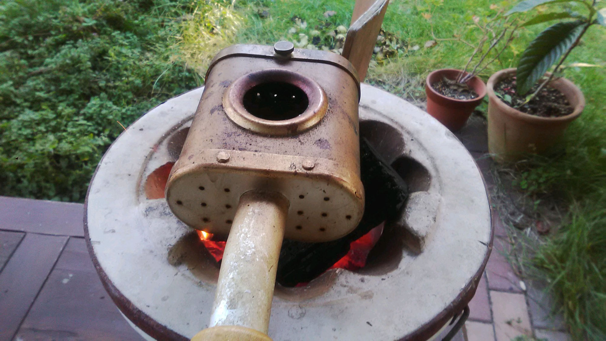 自然栽培「聖なる珈琲」は炭火で自家焙煎