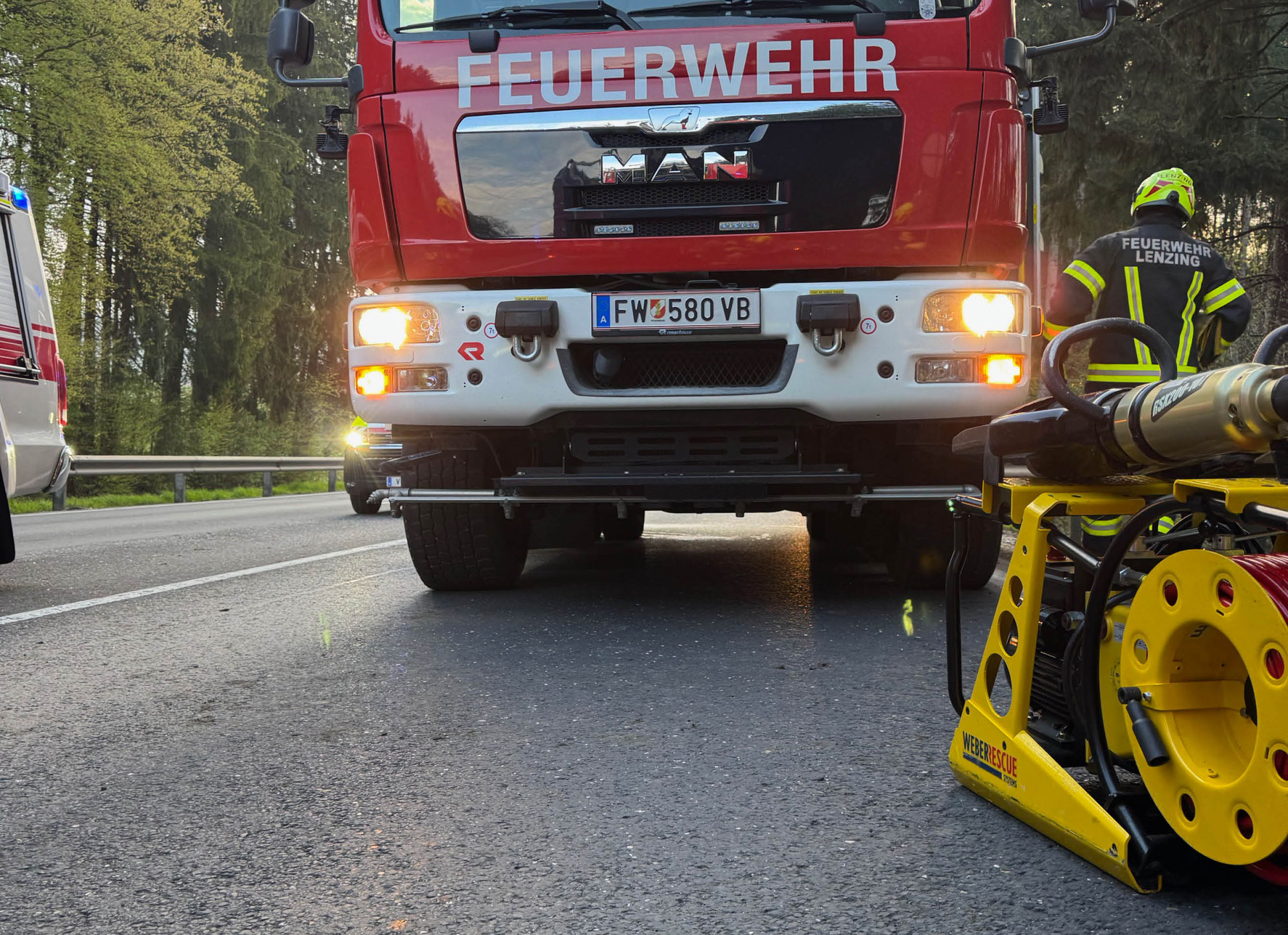 Verkehrsunfall mit Personenrettung in den frühen Morgenstunden