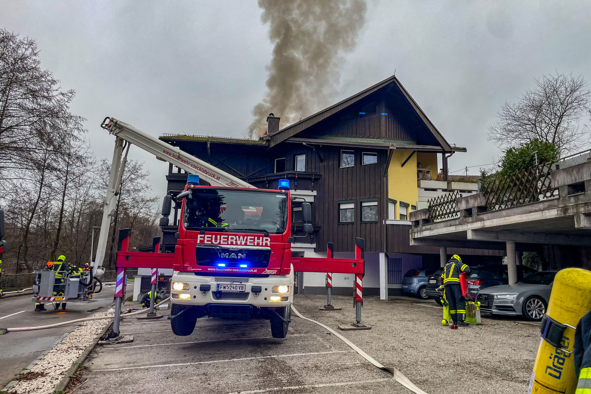 Einsatz der Feuerwehr Lenzing bei Dachbrand in Seewalchen